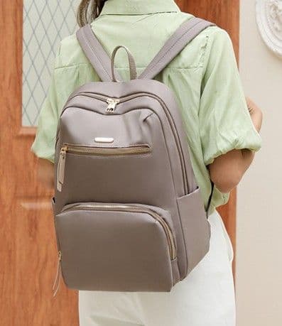 ビジネスバッグ レディース  多機能ポケット付き シンプルデザイン リュック